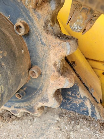 2009 John Deere CT322 Skidsteer Package Deal 7 2009 John Deere CT322 – undercarriage detail