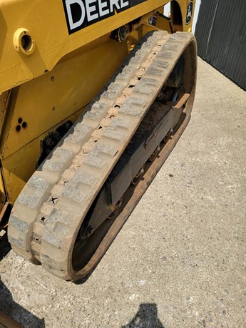 2009 John Deere CT322 Skidsteer Package Deal 5 2009 John Deere CT322 – track close-up