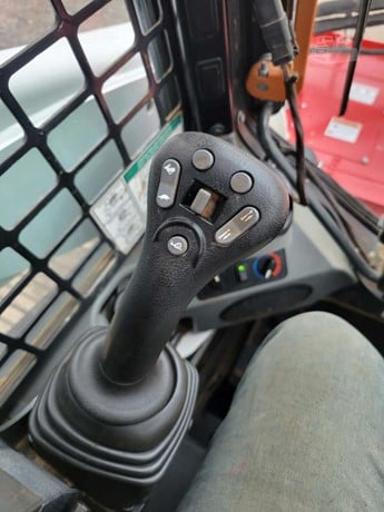 2022 Bobcat T770 High Flow Mulching Package – HD 3 Blade Cutter 6 2022 Bobcat T770 – joystick control