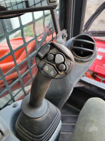 2023 KUBOTA SVL97-2 8 2023 KUBOTA SVL97-2 – joystick