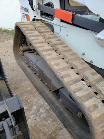 2018 Bobcat T870 Skidsteer Mulching Package 3 Close-up of the Bobcat T870 rubber track and undercarriage